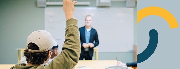 Pojke som räcker upp handen