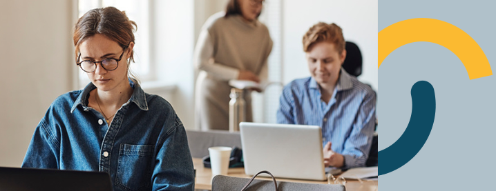 Klassrum med skärpan på en kvinnlig elev i förgrunden. I bakgrunden lärare och fler elever, som är oskarpa.