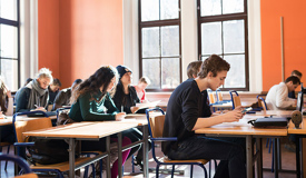 Gymnasieelever i ett klassrum