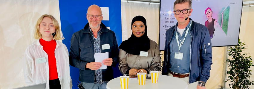 Bild på medverkande i seminariet. Från vänster: moderator Maja Sjögren, förbundsordförande Elevernas Riksförbund, Mårten Petersson (Barn- och elevombud, BEO), Warda Abdallah (talesperson för Rädda Barnens Ungdomsförbund) och Lars Arrhenius (Diskrimineringsombudsman, DO).