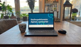 Bild på en dator med texten "Skolinpektionens digitala seminarier"