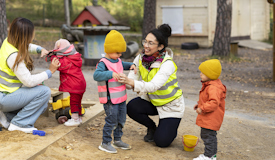 Bild på förskolebarn och pedagoger i naturen