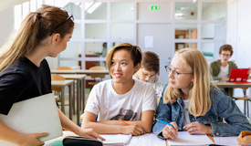 En grupp elever sitter i en lektionssal