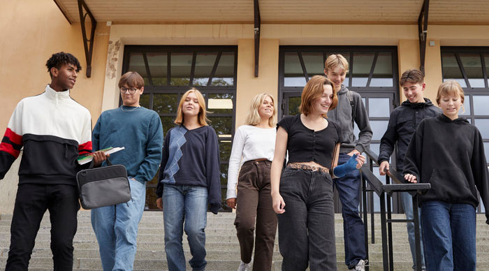 Många högstadiebarn på en skoltrappa