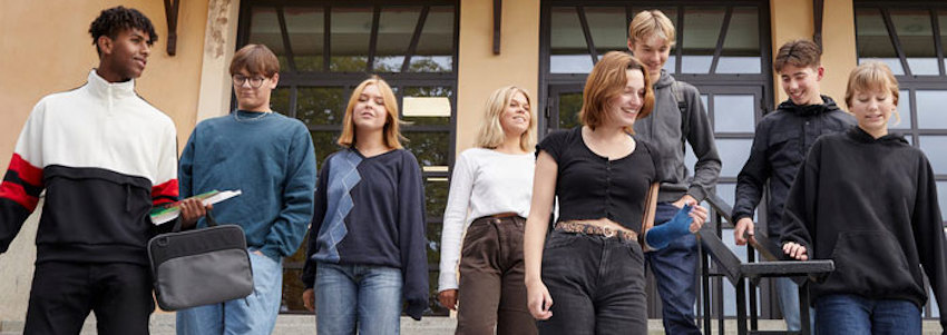 © Många högstadiebarn på en skoltrappa