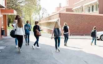 En grupp elever lämnar skolområdet