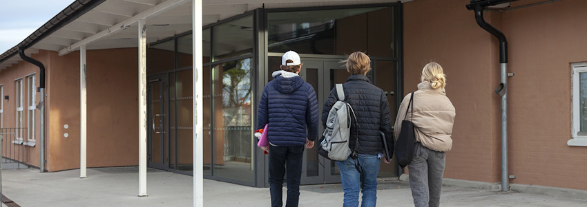 © Elever promenerar mot en skola