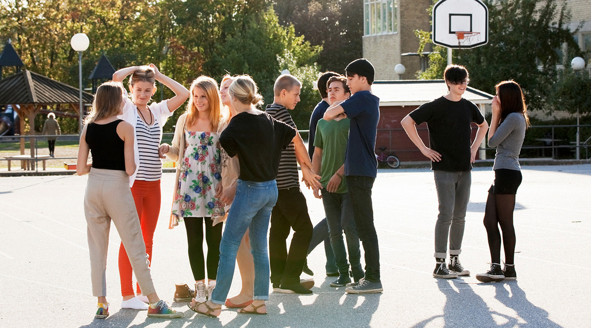 elever på en skolgård med basketkorgar