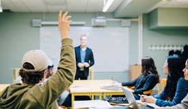 lärare undervisar elever i klassrum