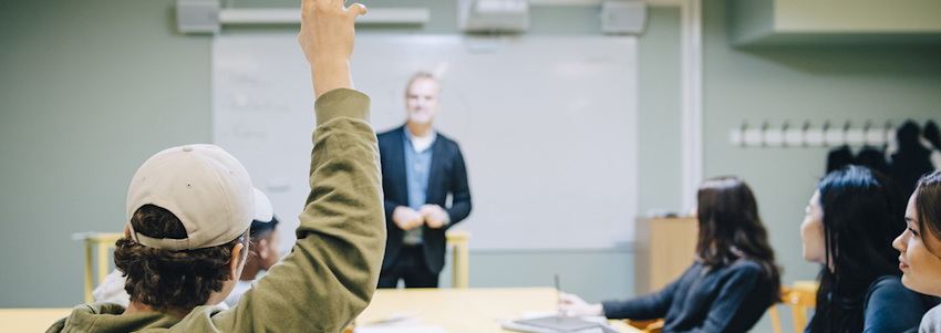 © lärare undervisar elever i klassrum