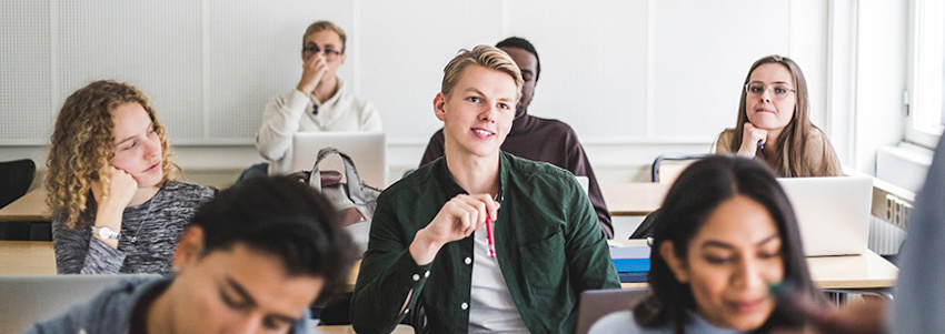 © En gymnasieklass i ett klassrum