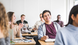 En gymnasieklass i ett klassrum
