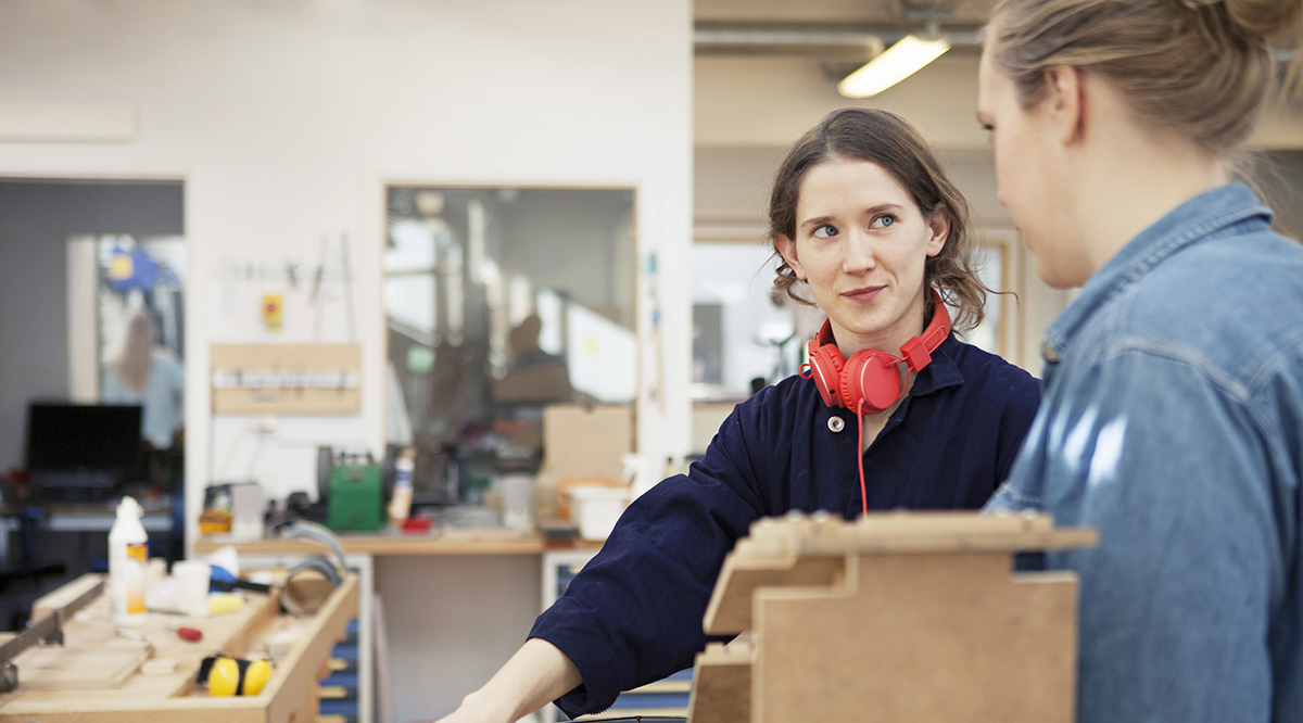slöjdlektion med elev och lärare