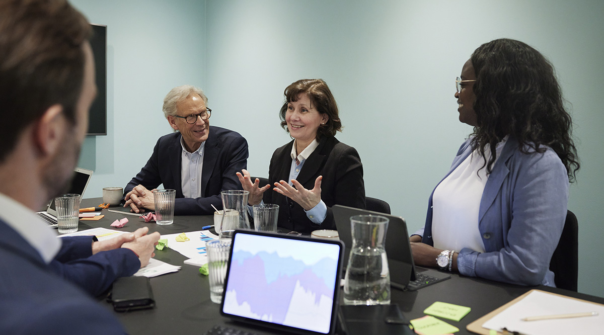 skolhuvudmän ha möte i konferensrum