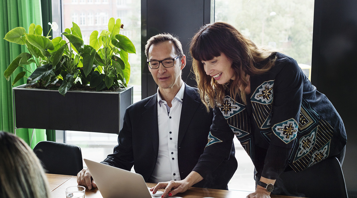 huvudmän har möte i ett konferensrum