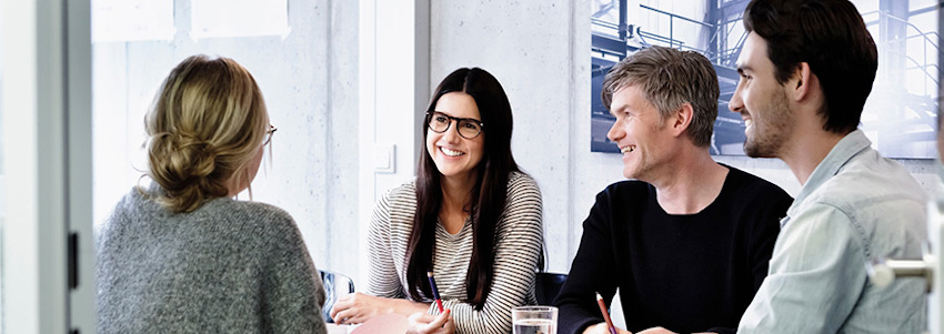 © Lärare har möte runt ett bord