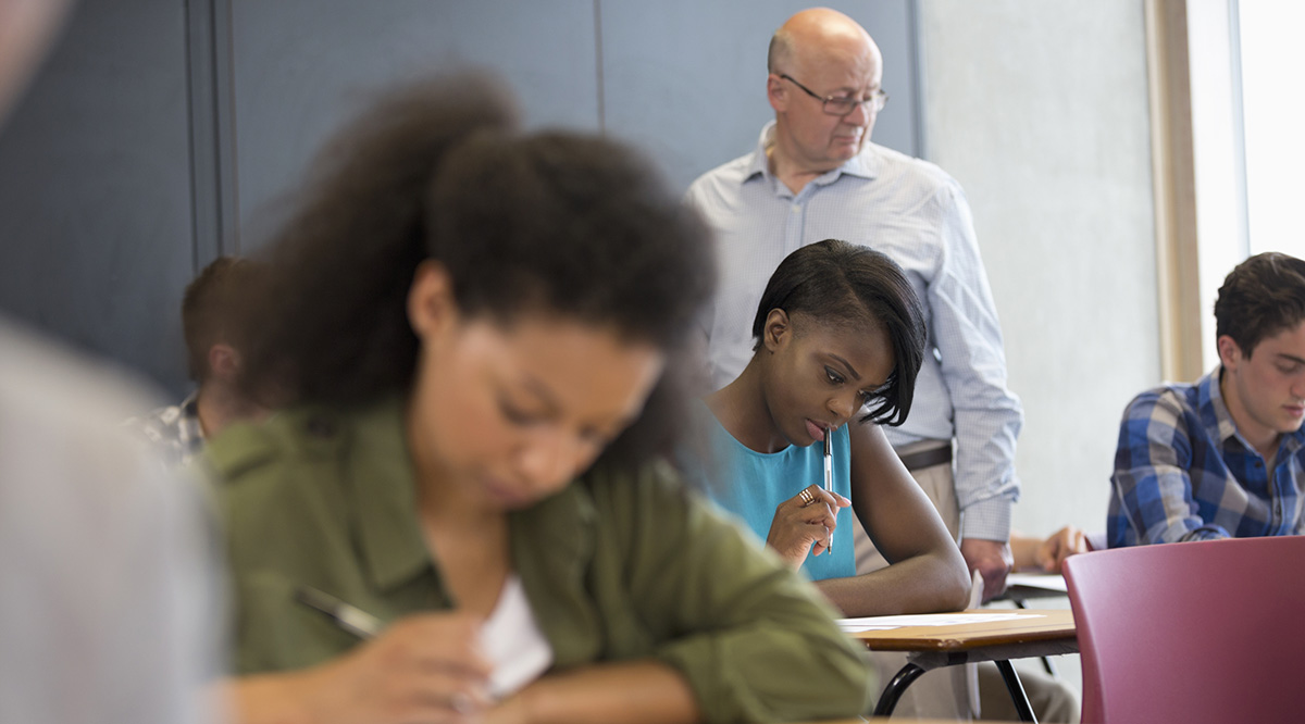 Lärare undervisare elever i klassrum