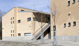 en skolbyggnads fasad