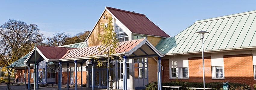 En skolbyggnad under klarblå himmel