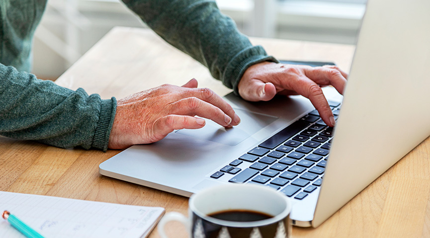 Två händer på en laptop