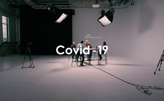 En filmstudio överlappat med texten Covid-19